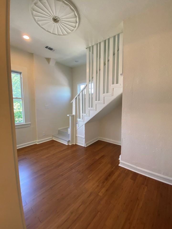3233 Loyola Ave #01 - Photo 4 of 10