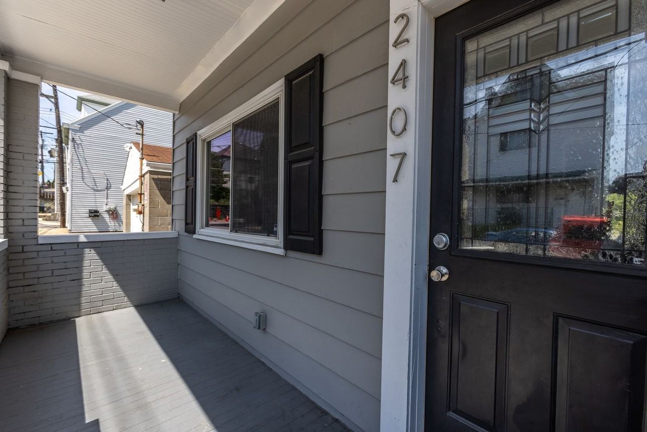 2407 Cobden St - Photo 6 of 50