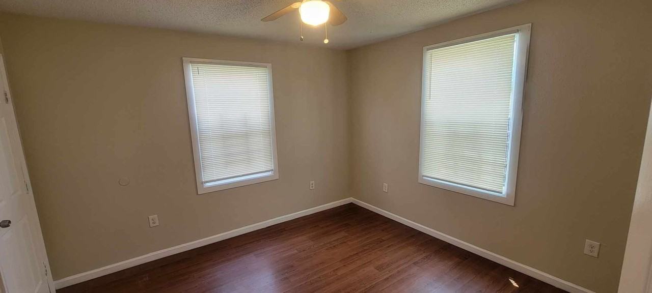 4511 Eastview Dr - Photo 3 of 13