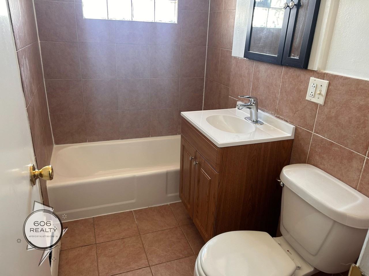 East Rogers Park Units on Juneway! - Photo 7 of 8