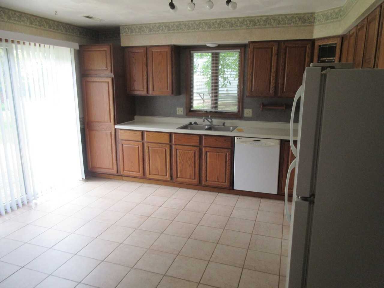 1113 Nantucket Dr - Photo 3 of 14