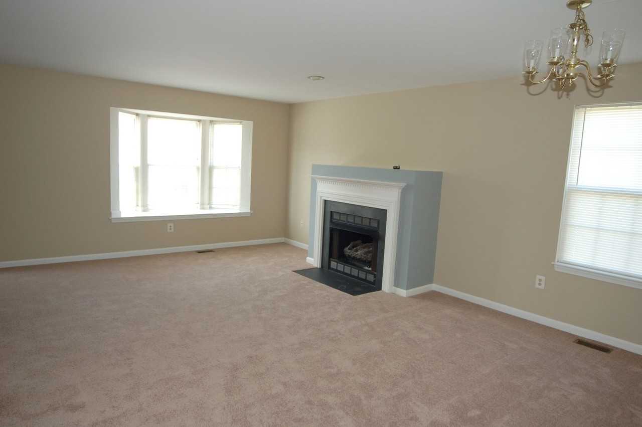 16119 Sherwin Ct - Photo 3 of 10