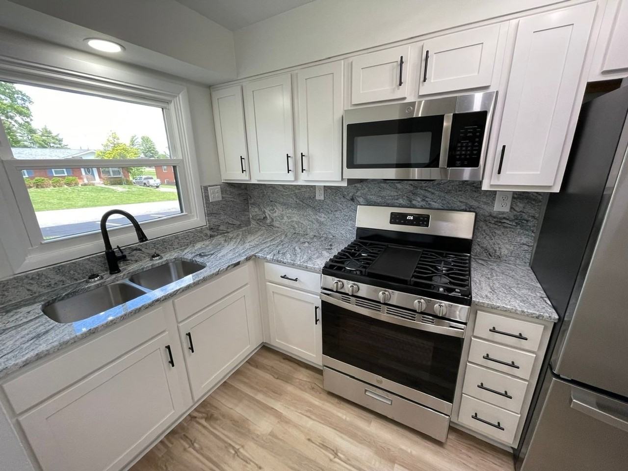 1215 Mary Ross Ave - Photo 5 of 22