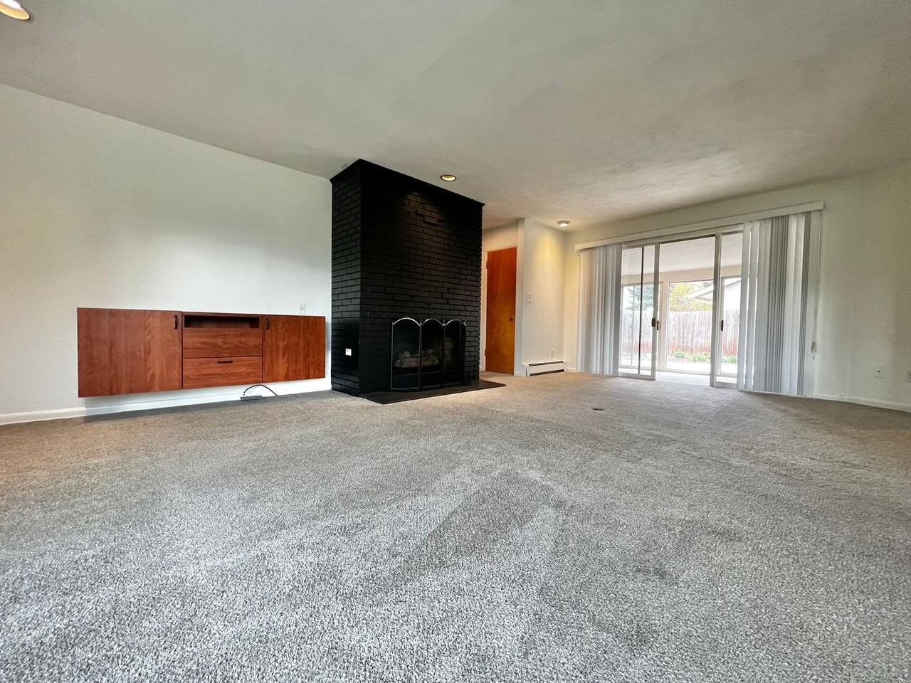 213 Princeton Rd - Photo 3 of 29