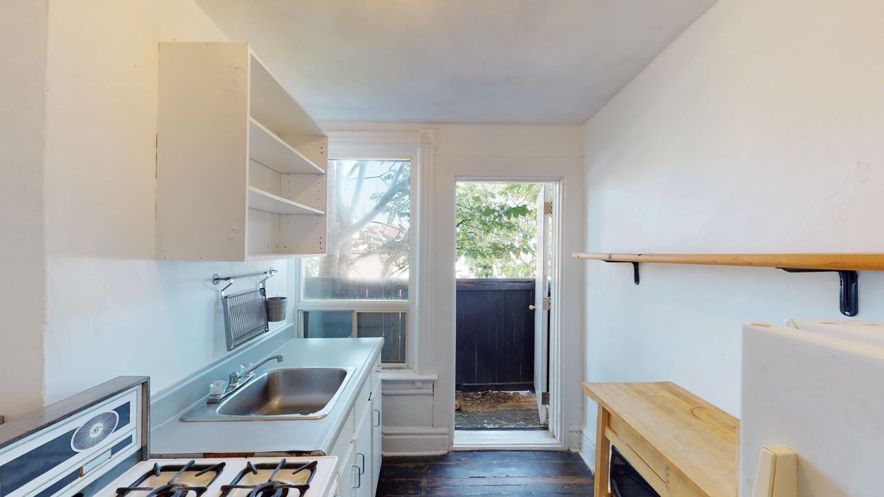 QUEEN ST W & OSSINGTON AVE Apartments 39 Humbert St, Toronto, ON M6J