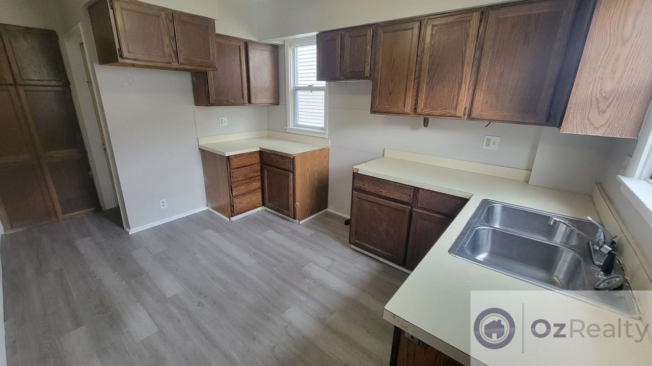 1011 Salem St - Photo 2 of 10