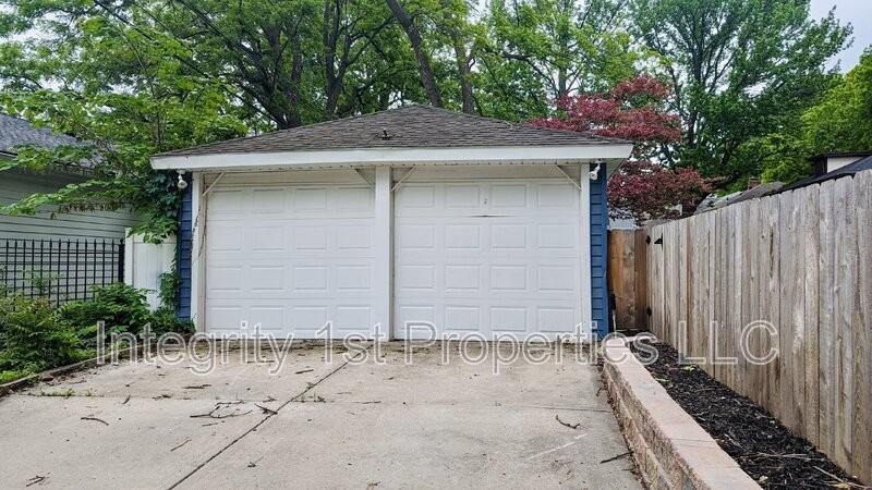 7301 Summit St - Photo 3 of 19