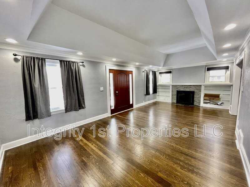 7301 Summit St - Photo 5 of 19