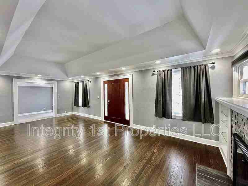 7301 Summit St - Photo 6 of 19