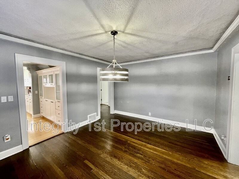 7301 Summit St - Photo 7 of 19