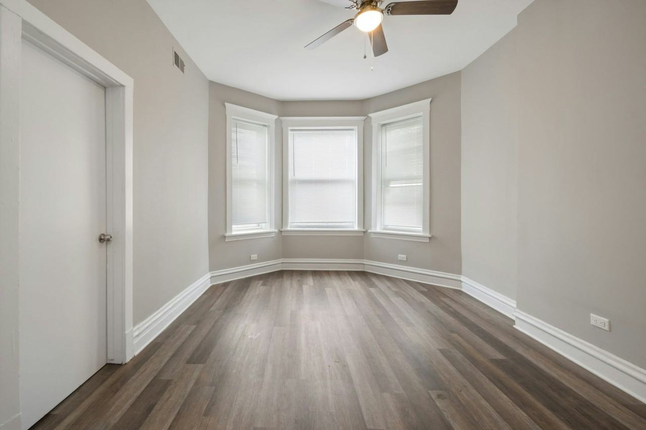 6112 South Ingleside Avenue, Unit 1S - Photo 3 of 15