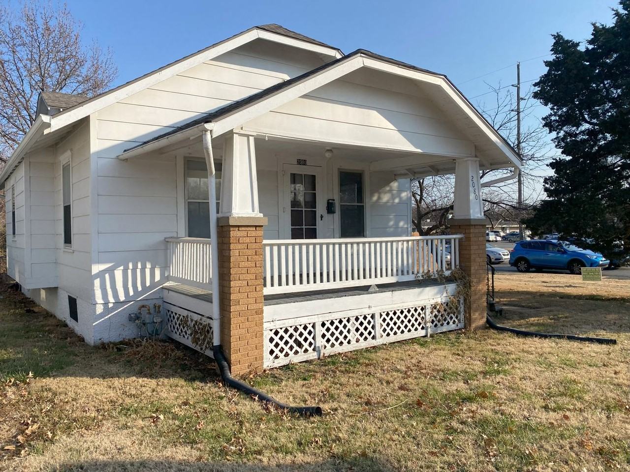 2080 Sw Washburn Ave - Photo 3 of 30