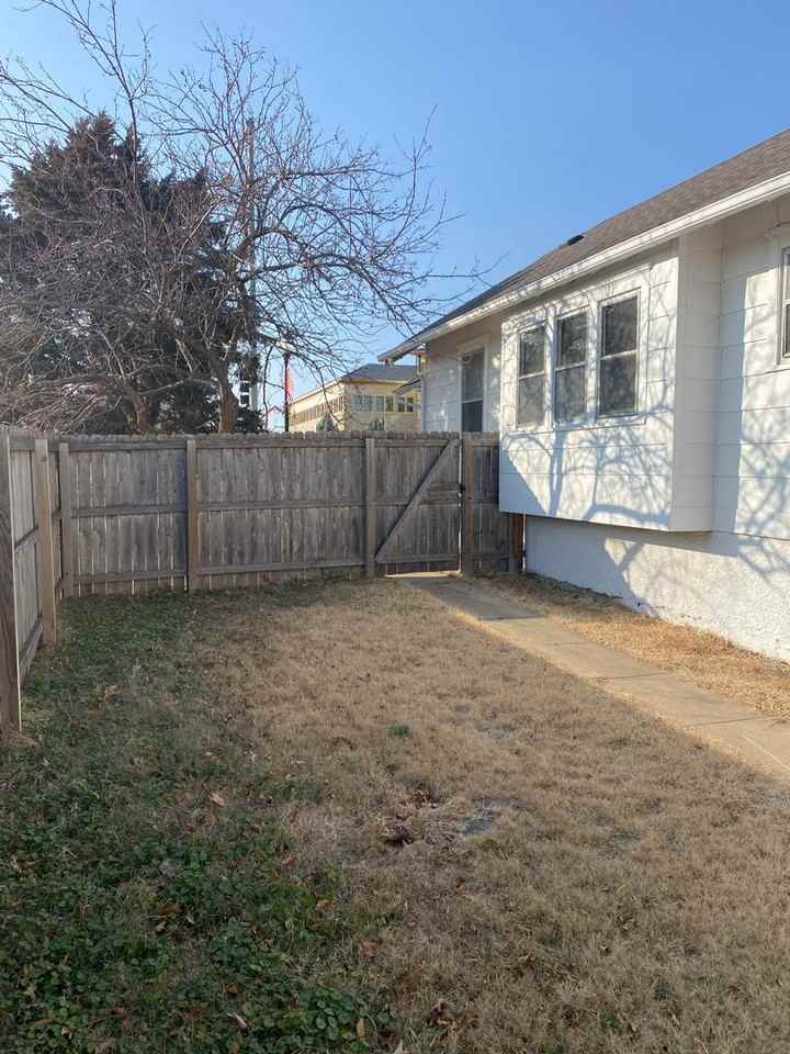 2080 Sw Washburn Ave - Photo 7 of 30