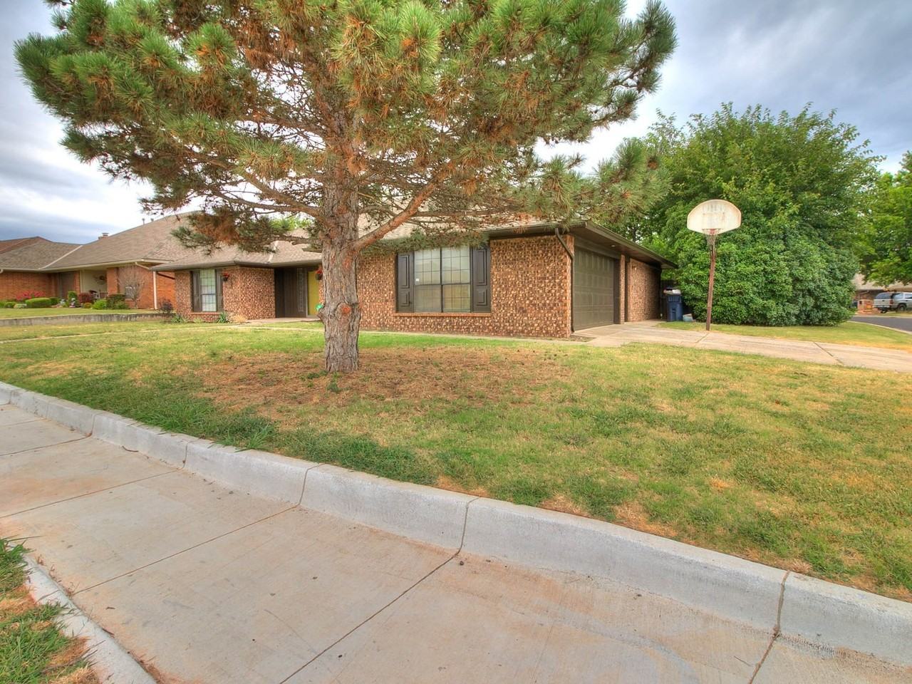 7417 Nw 101st St - Photo 2 of 27