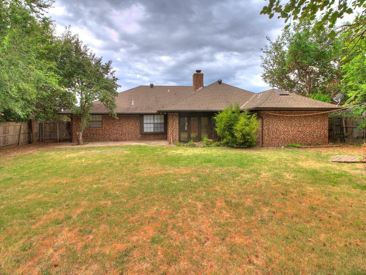 7417 Nw 101st St - Photo 4 of 27