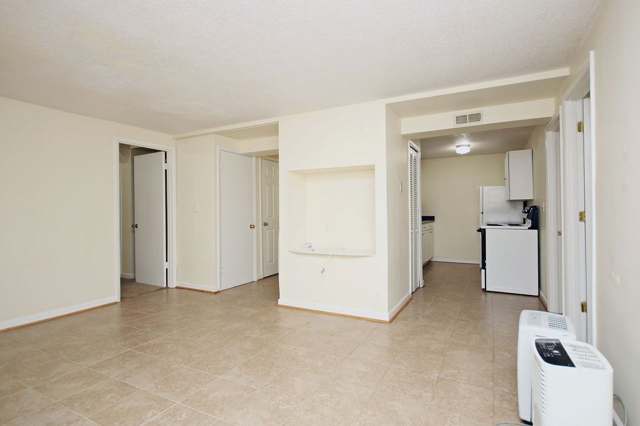 113 Stratford Ct #B - Photo 3 of 13