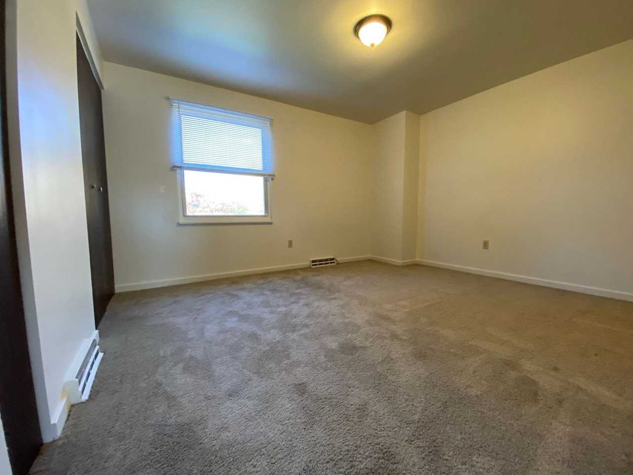 703 Hemlock Sq - Photo 5 of 12