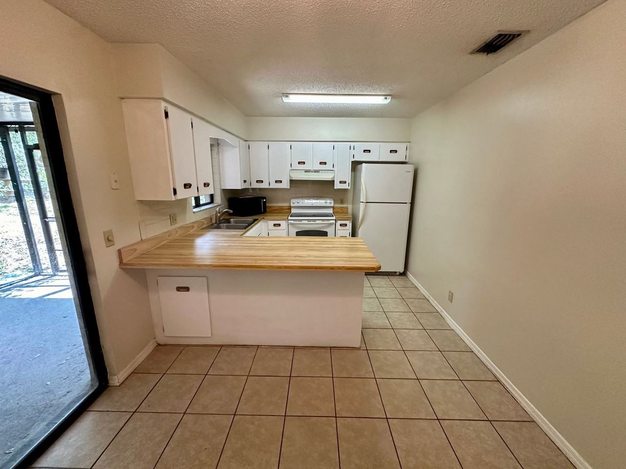 745 Tumblebrook Dr - Photo 4 of 16