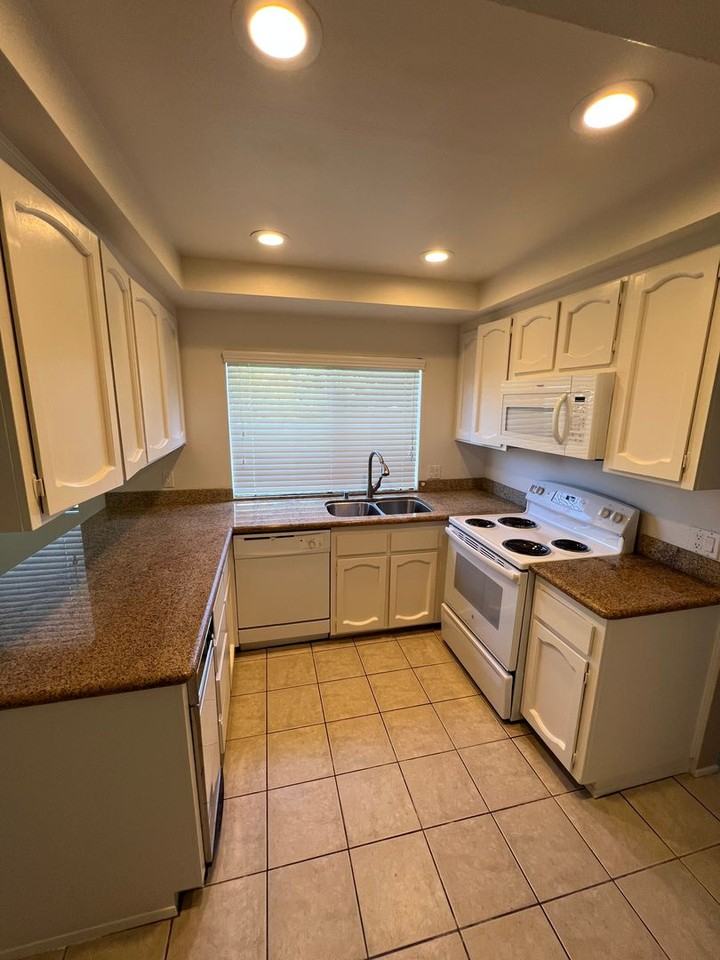 8081 Hillandale Dr - Photo 4 of 20