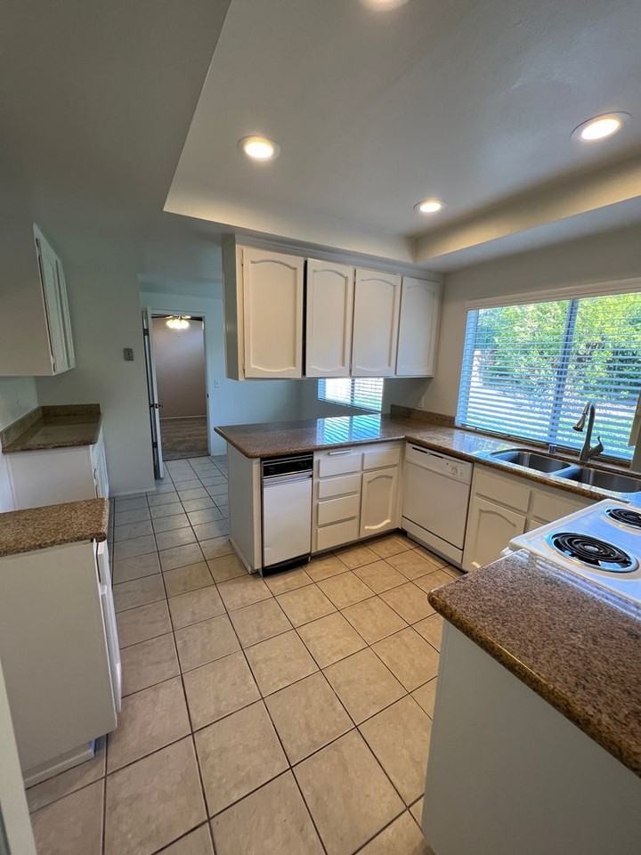 8081 Hillandale Dr - Photo 5 of 20