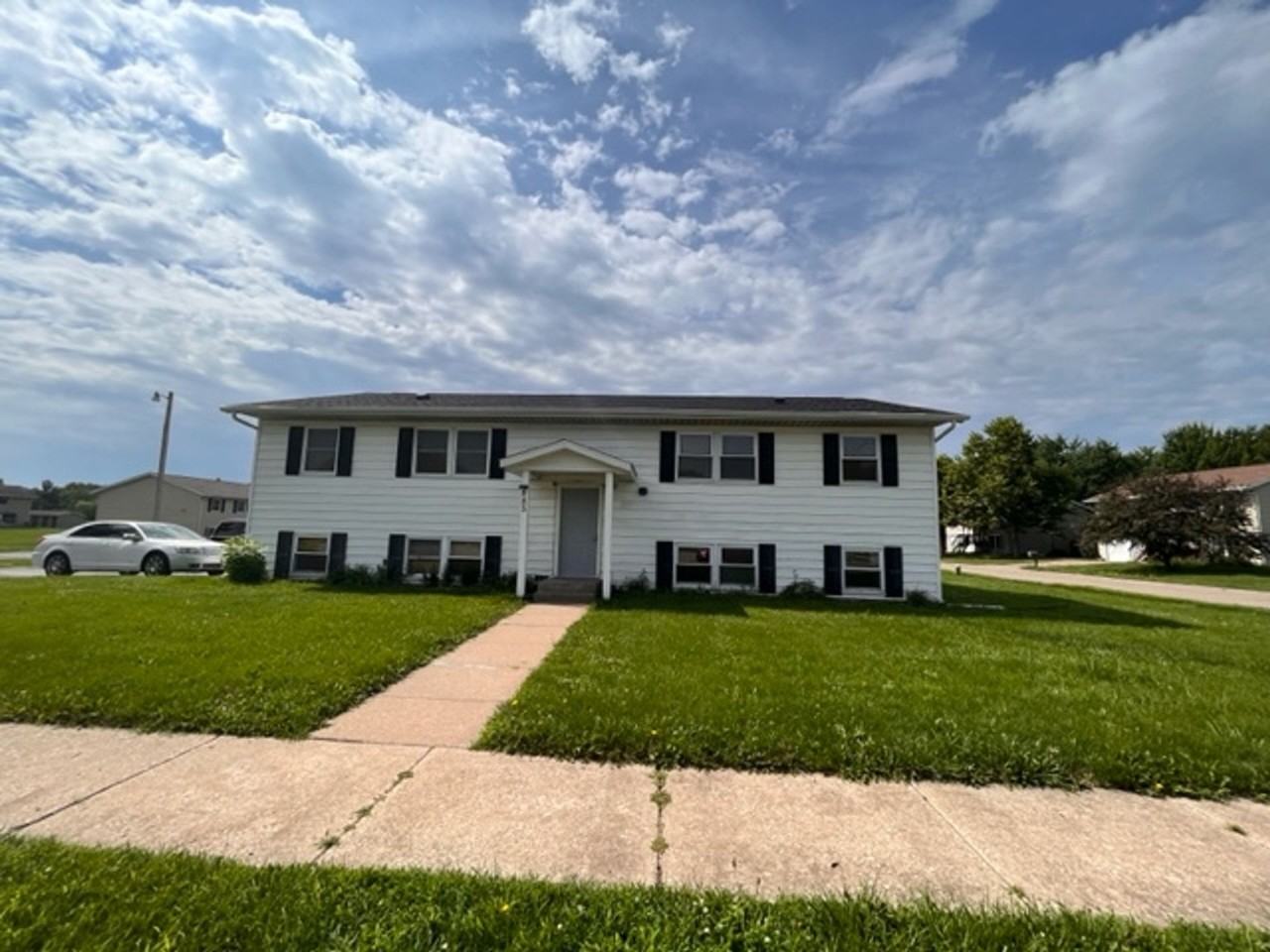 885 W 61st St - Photo 2 of 4