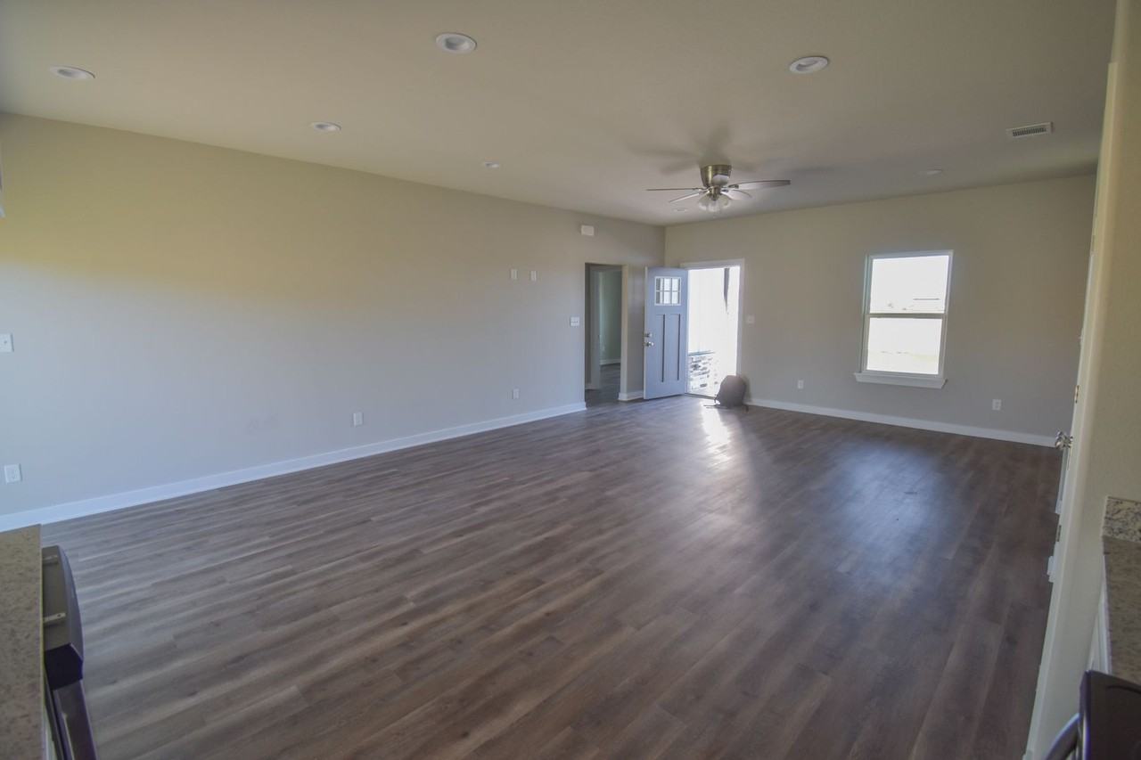 3700 Skylane Ave - Photo 5 of 12