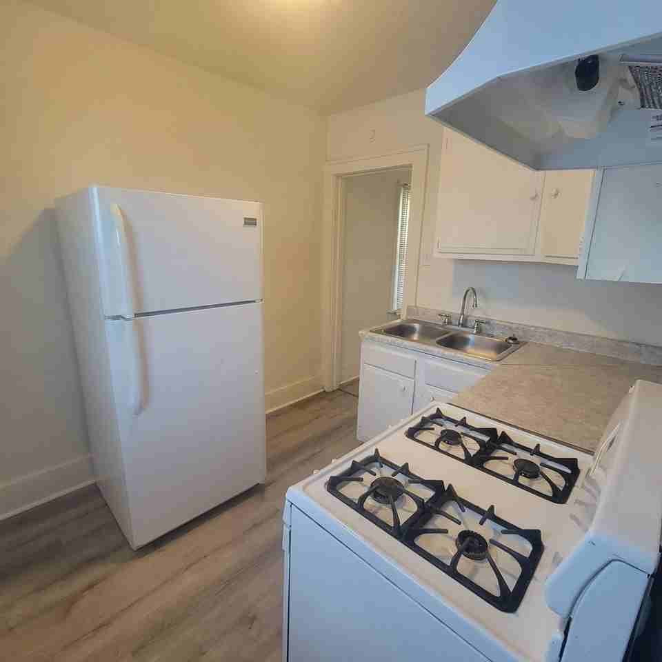 407 W 1st St - Photo 2 of 8