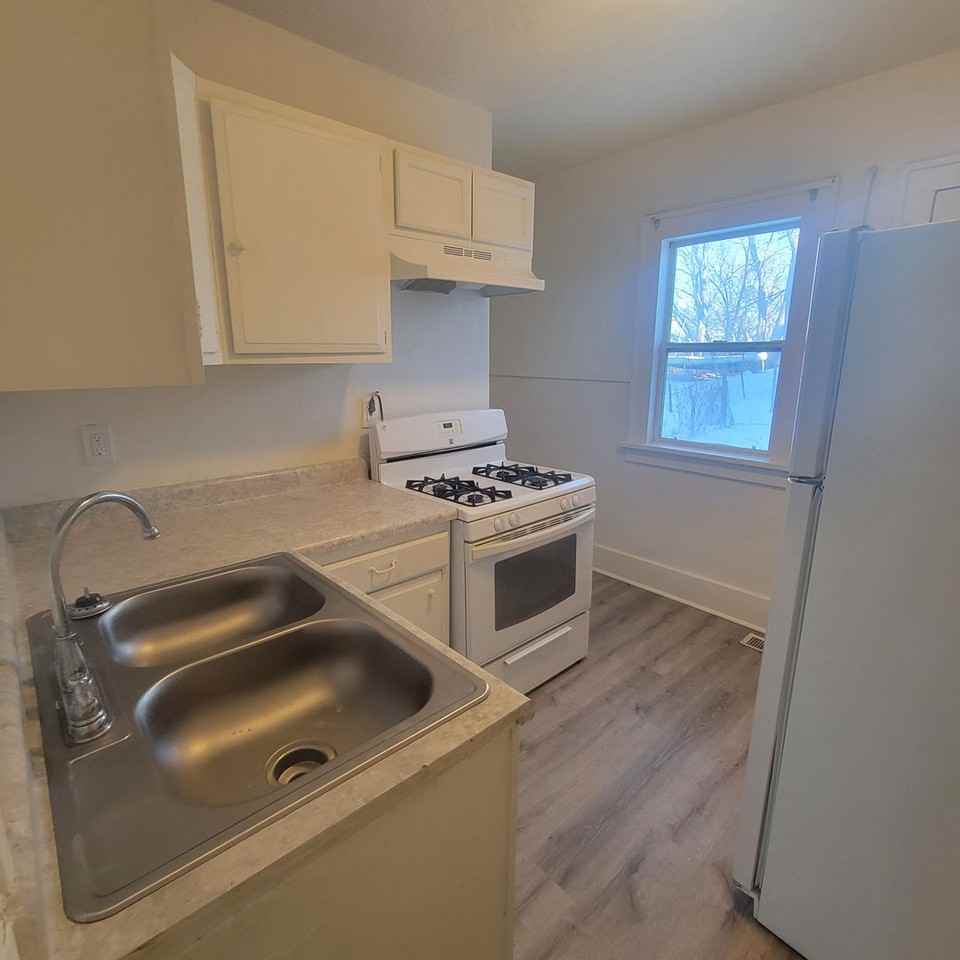 407 W 1st St - Photo 3 of 8