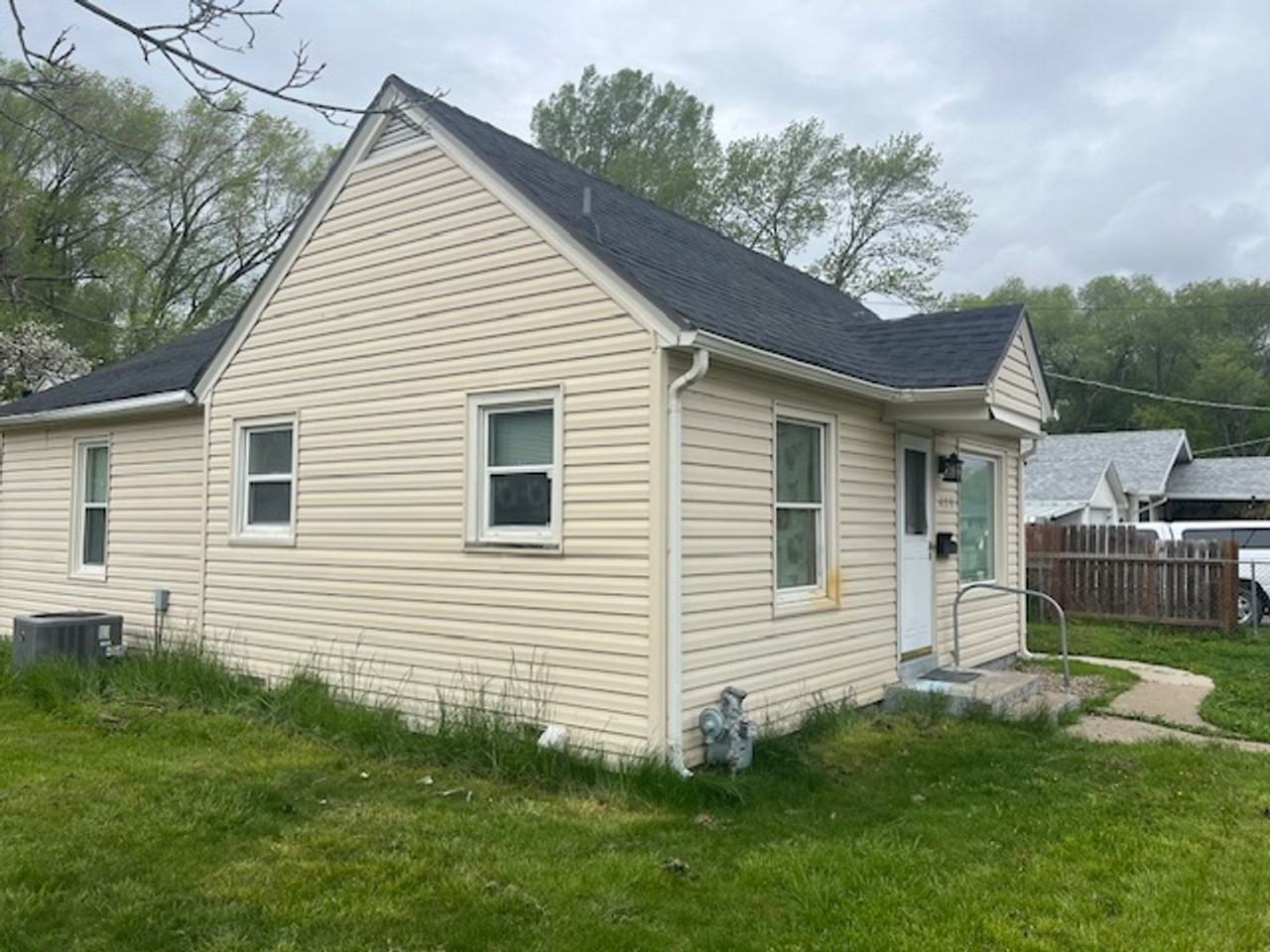 479 15th St - Photo 2 of 13