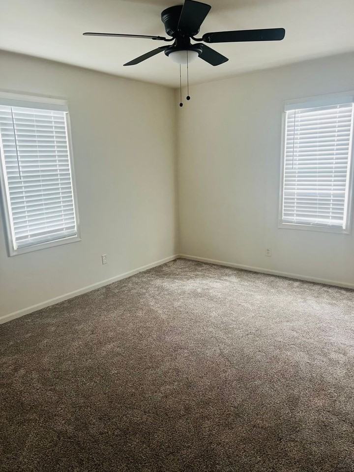 479 15th St - Photo 3 of 13