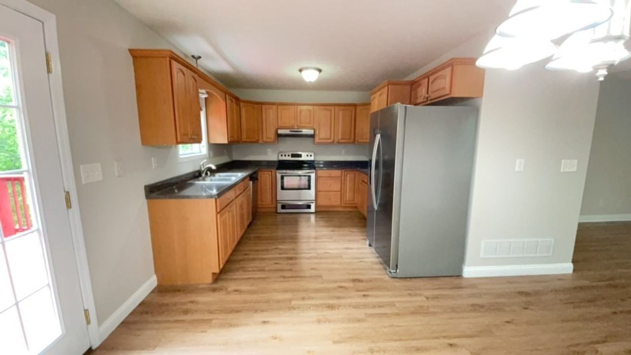 140 Bobolink Ln - Photo 4 of 23