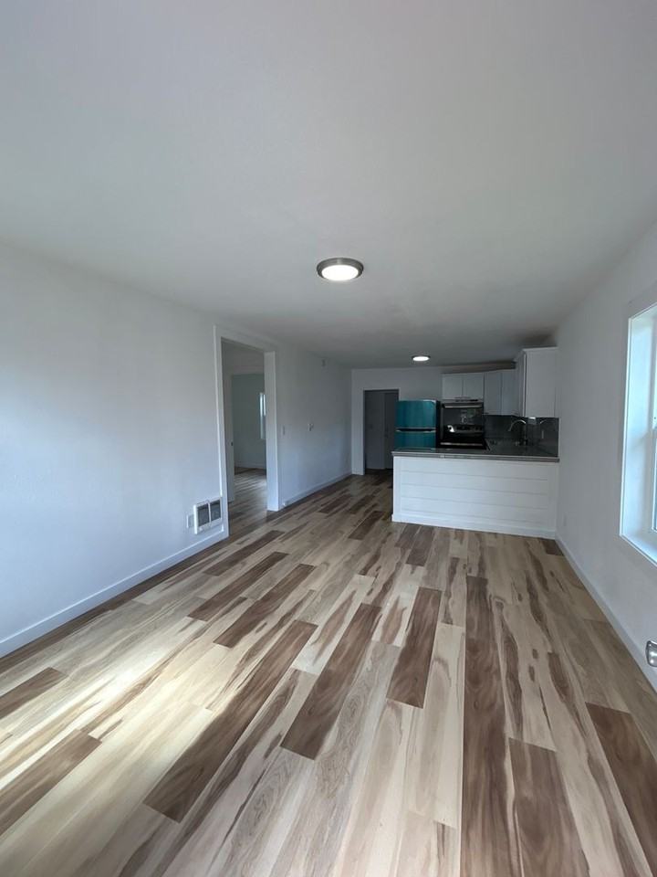 1029 8th Ave - Photo 2 of 8