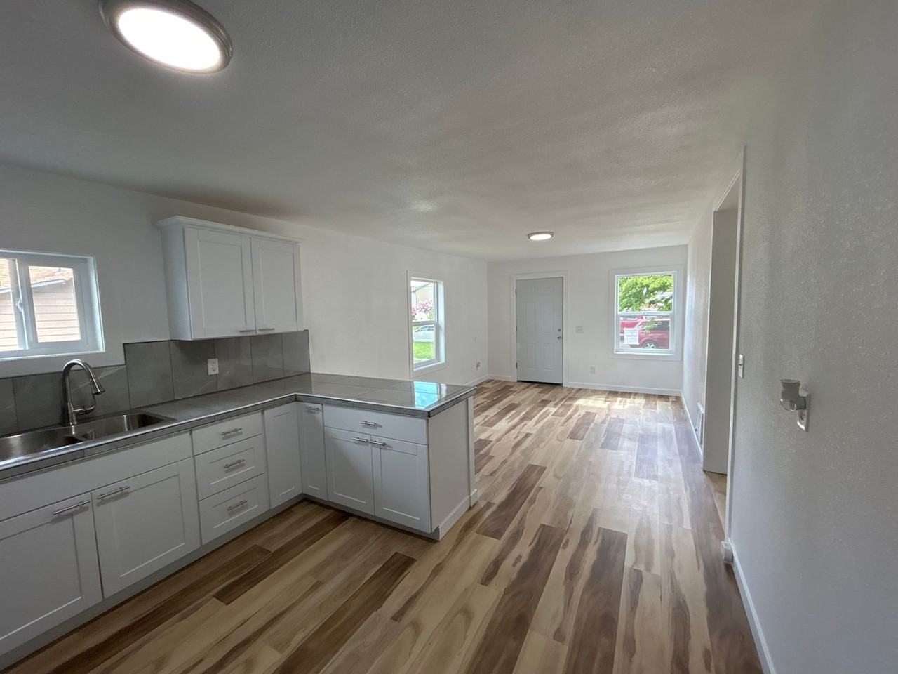 1029 8th Ave - Photo 3 of 8