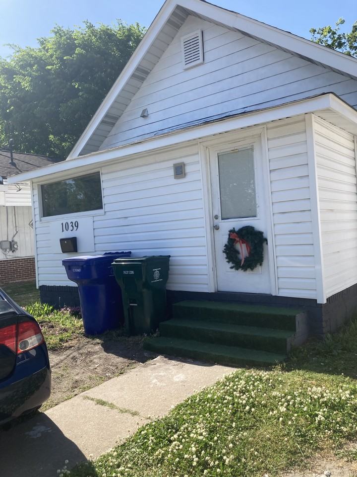 1039 42nd St #NA - Photo 2 of 12