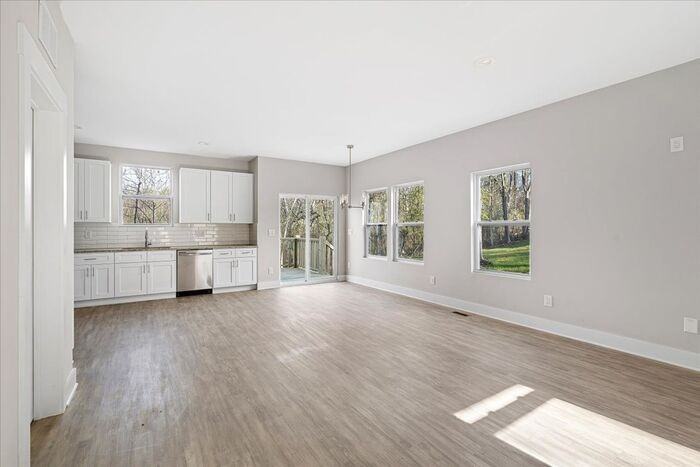 440 Amber St - Photo 2 of 19