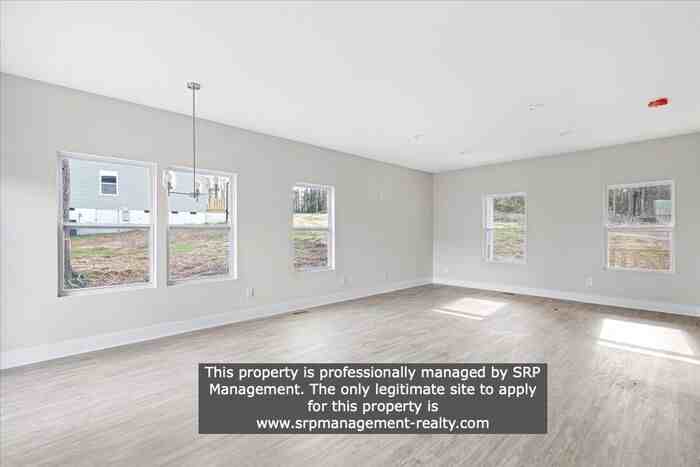 440 Amber St - Photo 3 of 19