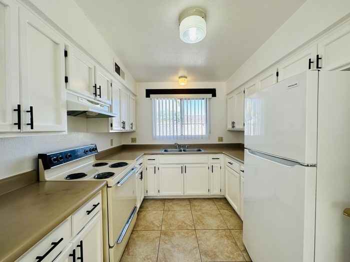 3328 E Water St - Photo 2 of 15