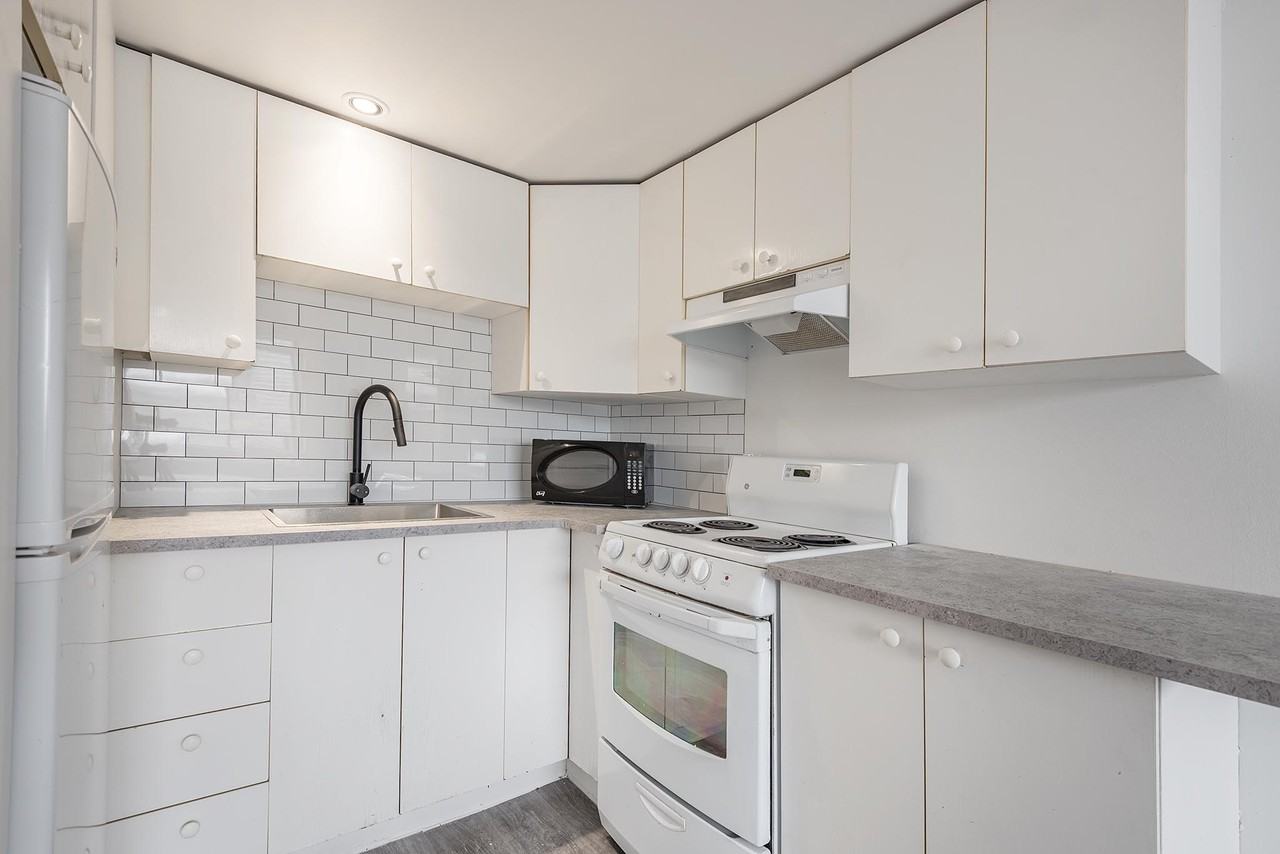 1980 Ste-Catherine E - Photo 2 of 11