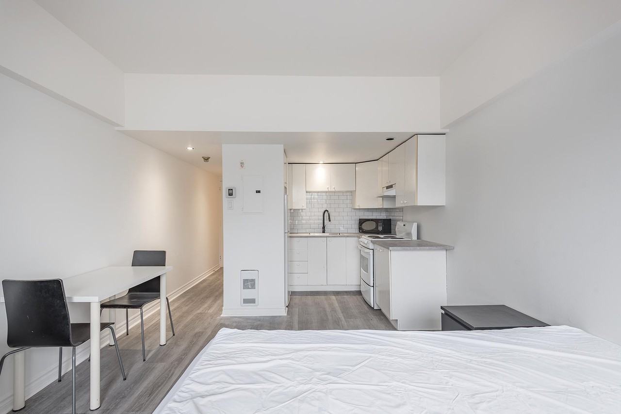 1980 Ste-Catherine E - Photo 3 of 11