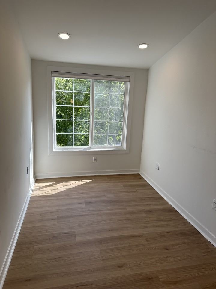 152 Winifred St W #2 - Photo 5 of 17