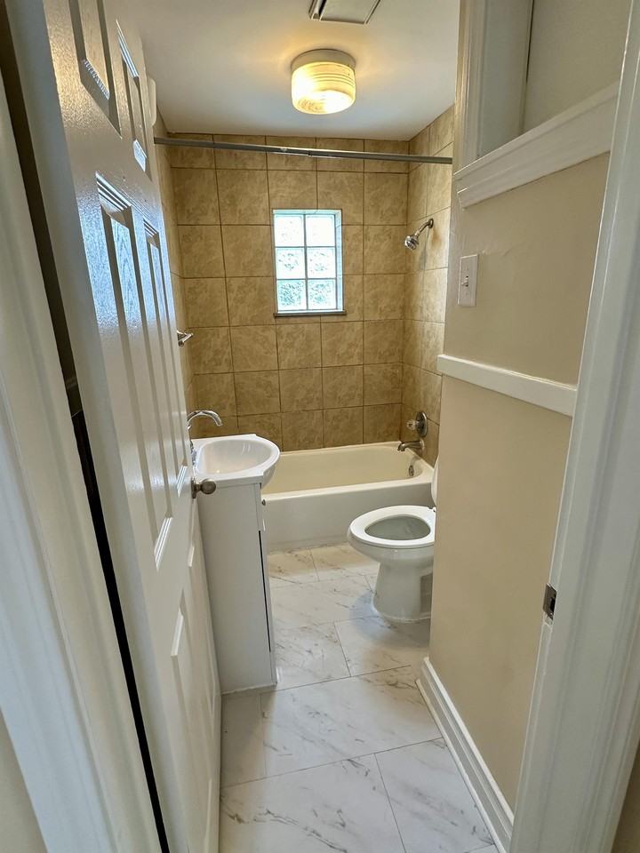 913 3rd St W #2 - Photo 5 of 7