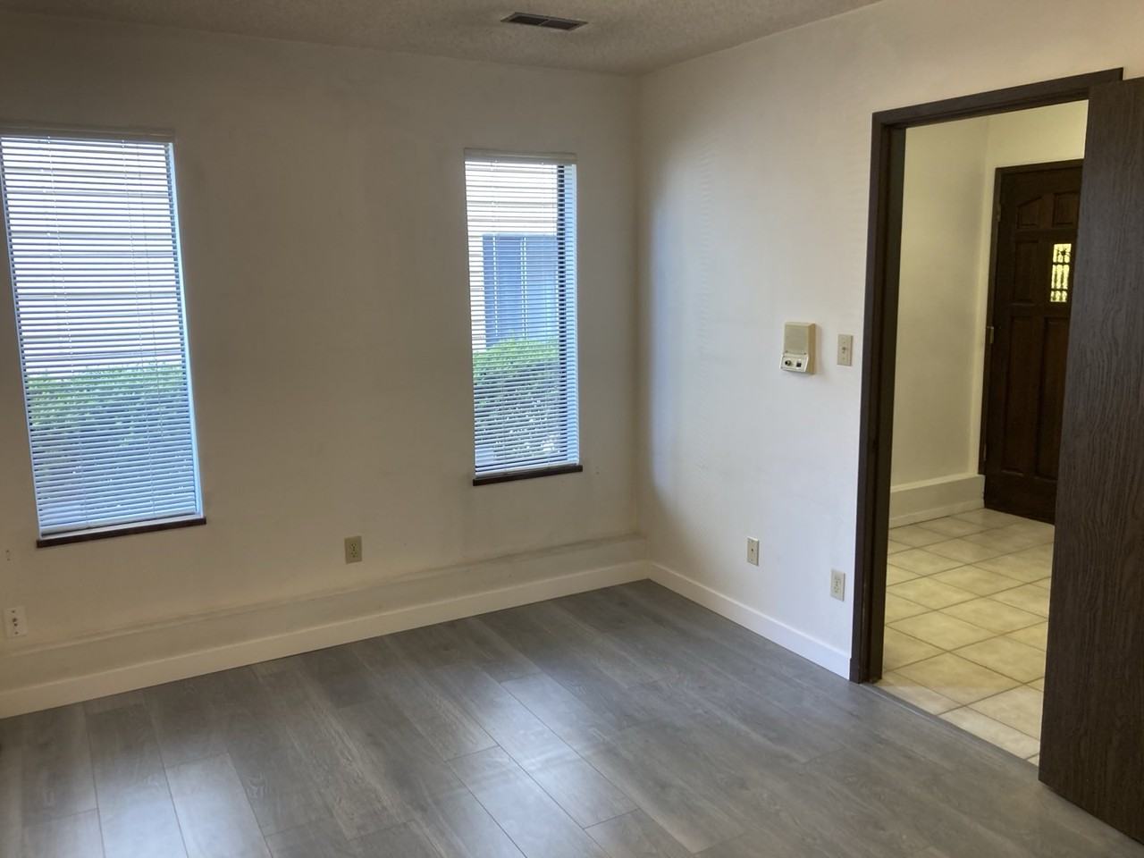 3762 King Edward Ave W - Photo 3 of 50