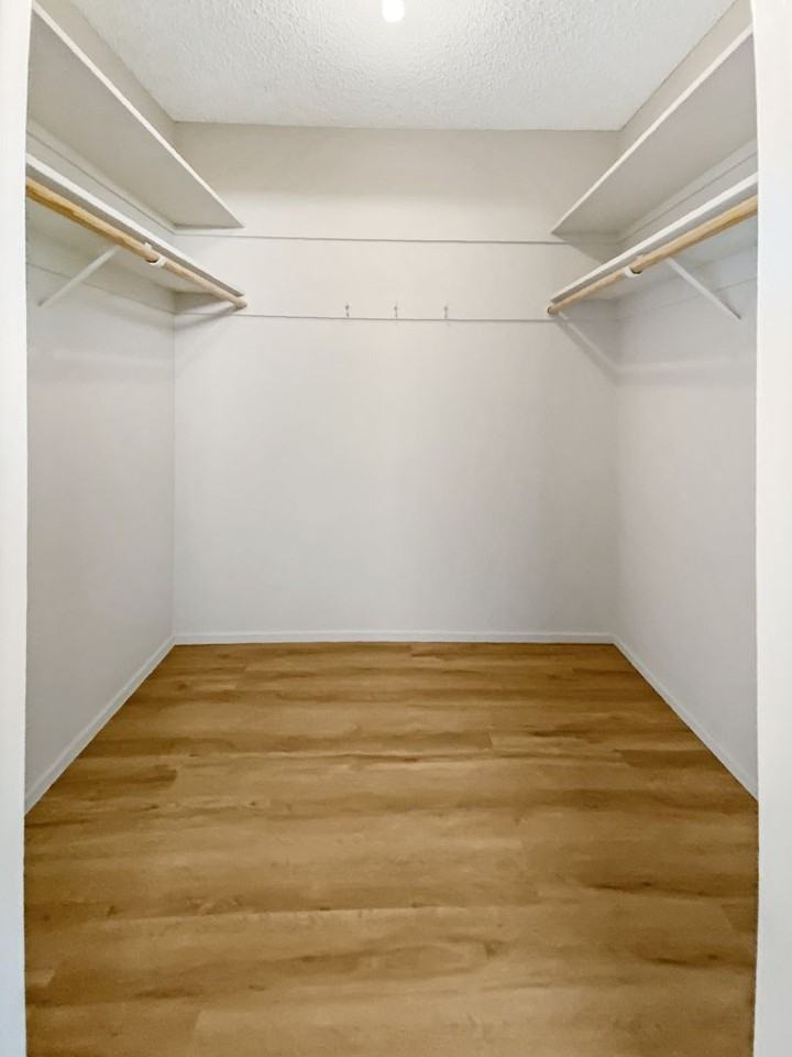 Del Medio Manor - Photo 4 of 6