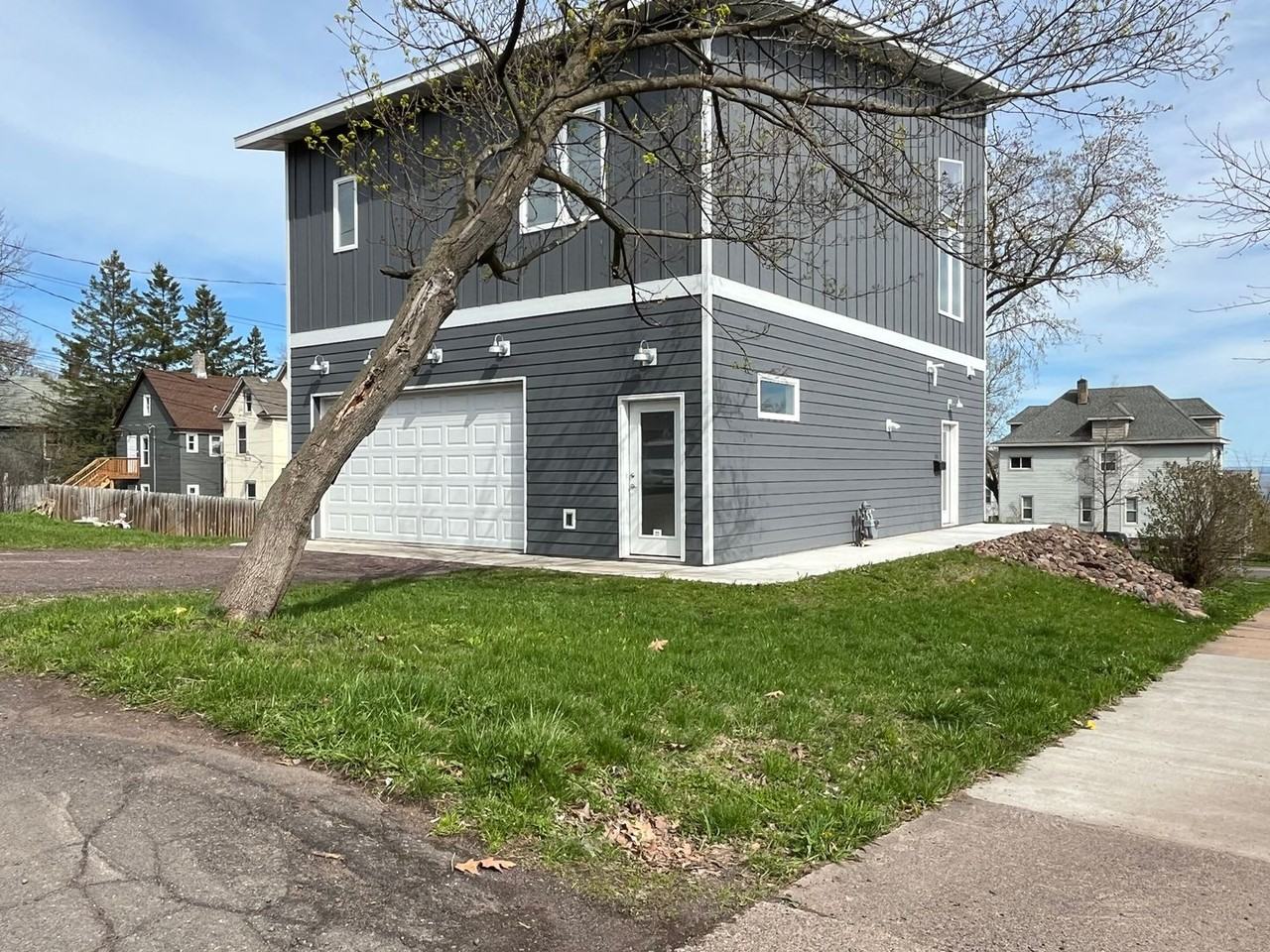 614 N 7th Ave E - Photo 2 of 19