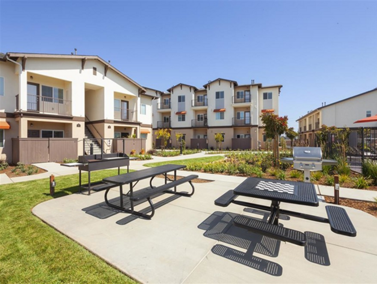 Villa del Sol Senior Apartments - Photo 7 of 24