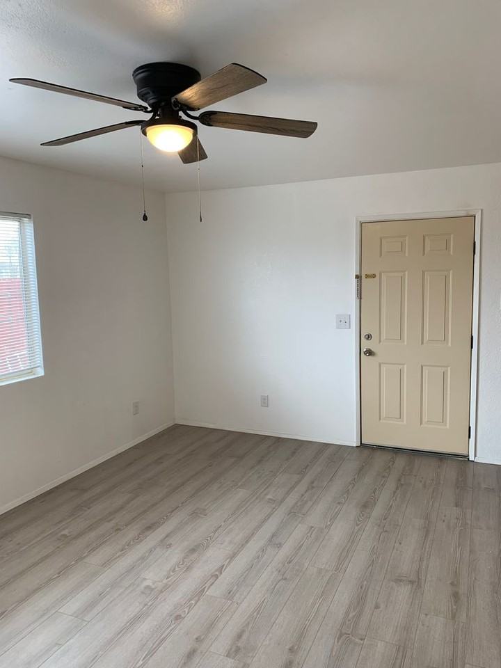 D 1100 - Photo 3 of 13