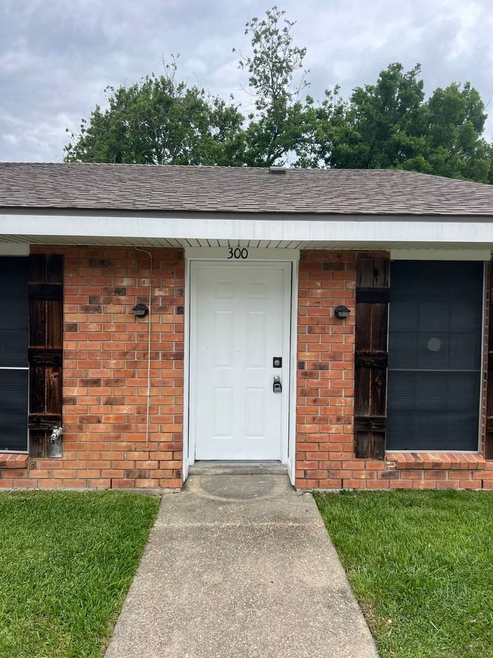 300 Ryder - Photo 2 of 22