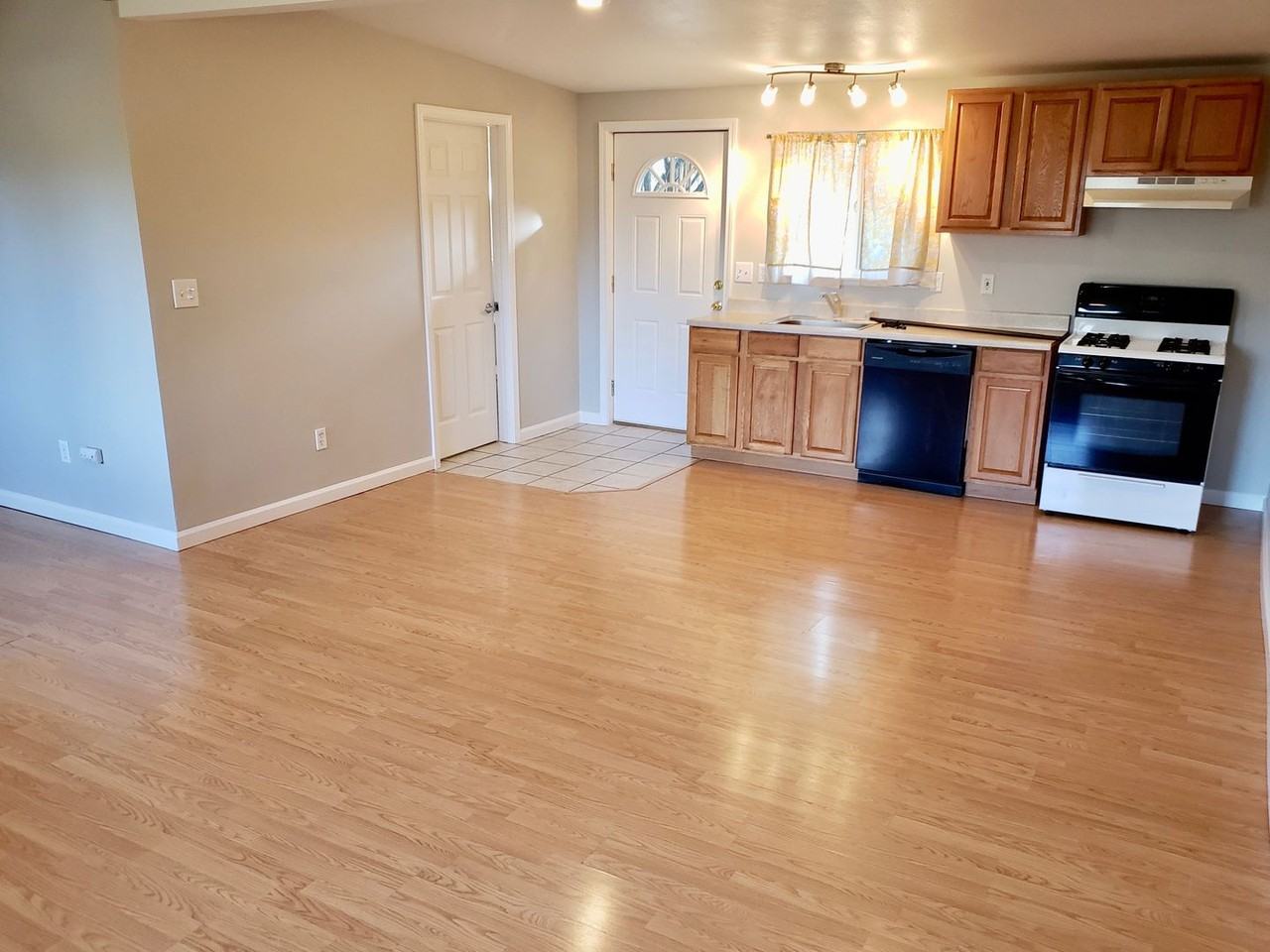 AUBURN DUPLEX - Photo 3 of 7