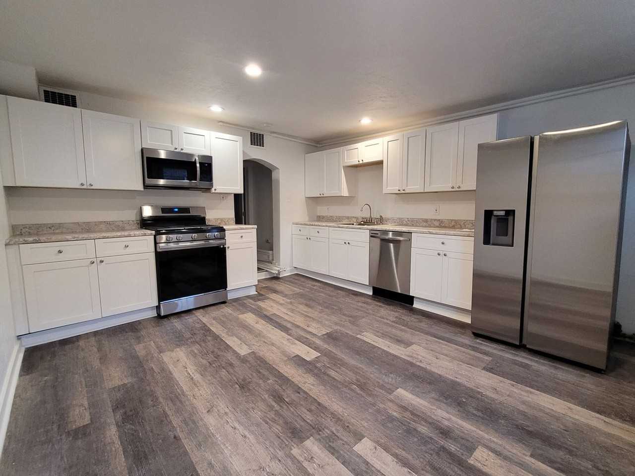 1146 Woods Run Ave - Photo 2 of 15