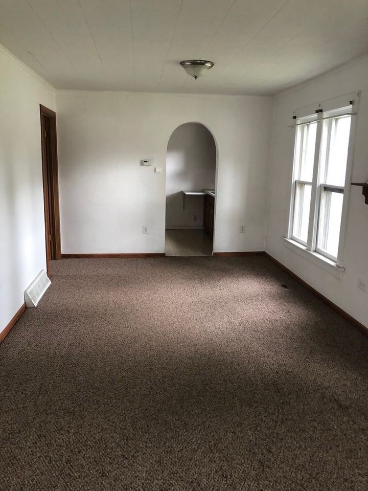 703 W Kemp Ave - Photo 2 of 7